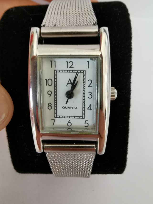 Elegante reloj de pulsera plateado de chica.