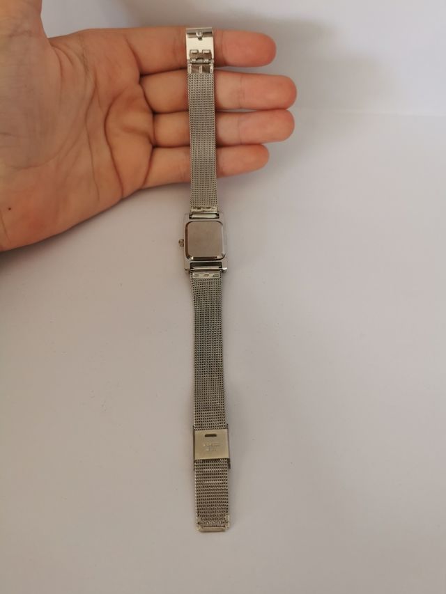 Elegante reloj de pulsera plateado de chica.