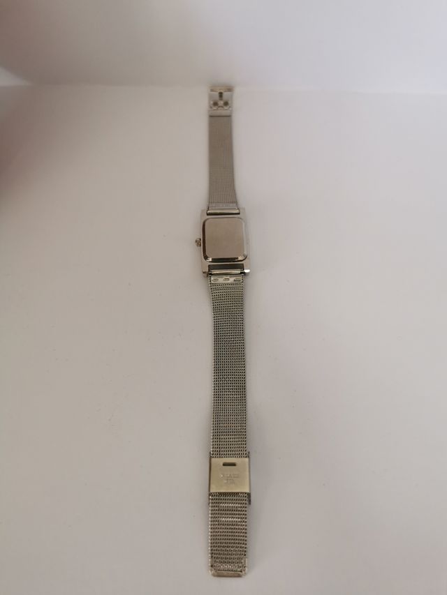 Elegante reloj de pulsera plateado de chica.