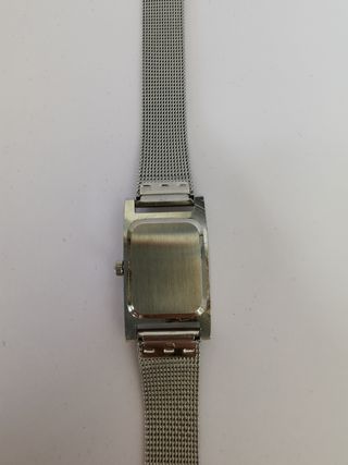 Elegante reloj de pulsera plateado de chica.