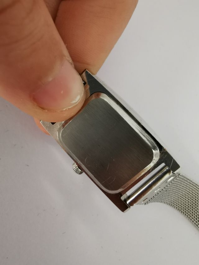 Elegante reloj de pulsera plateado de chica.