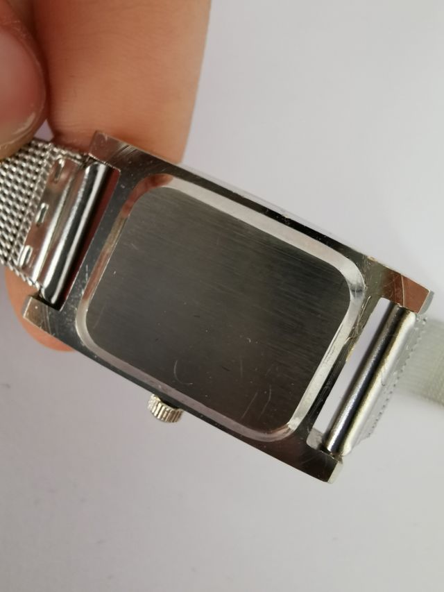 Elegante reloj de pulsera plateado de chica.