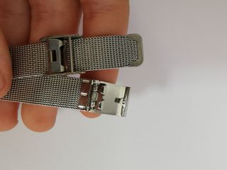 Elegante reloj de pulsera plateado de chica.
