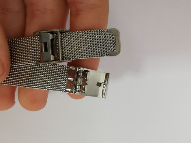 Elegante reloj de pulsera plateado de chica.