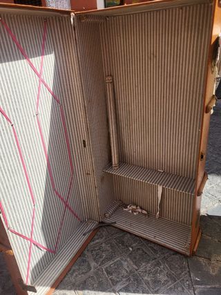 Antiguo baúl de viaje de madera