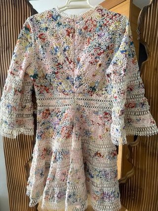 Vestido corto floral con encaje talla M