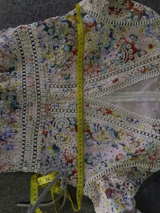 Vestido corto floral con encaje talla M