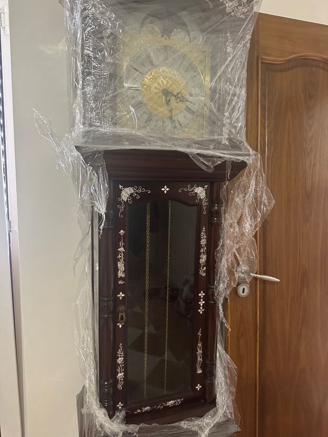 Relógio de pé em madeira clássico