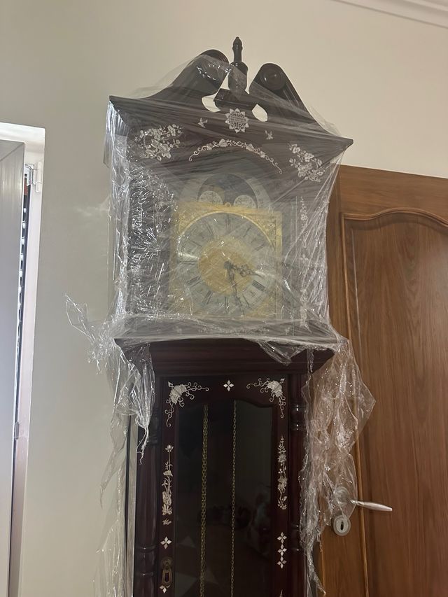 Relógio de pé em madeira clássico