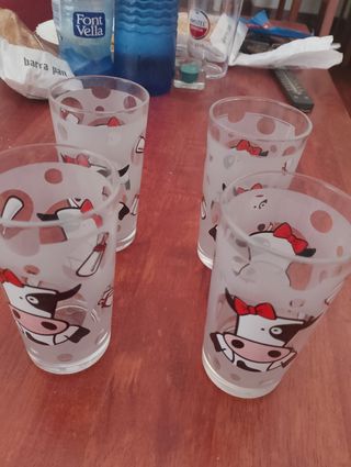 Set de 4 vasos con diseño de vaca