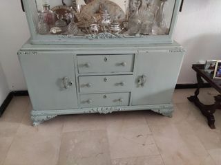 Vitrina antigua pintada verde