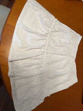 Falda blanca con volantes y ojales
