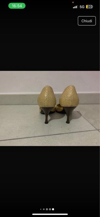 Scarpe con tacco, colore beige. 