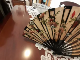 Abanico antiguo decorado con flores