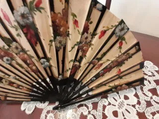 Abanico antiguo decorado con flores