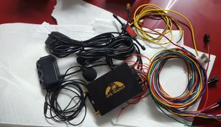 Rastreador GPS com cabos e microfone