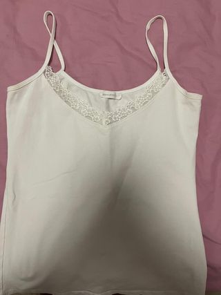 Camiseta blanca con encaje