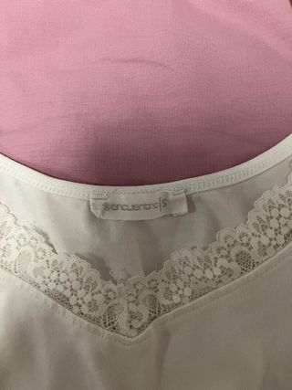 Camiseta blanca con encaje