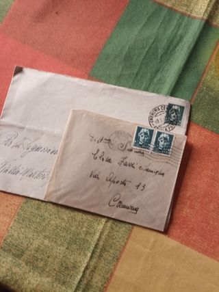 Francobolli verdi su busta turrita