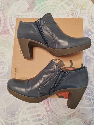 Zapato botín azul marino Yokono
