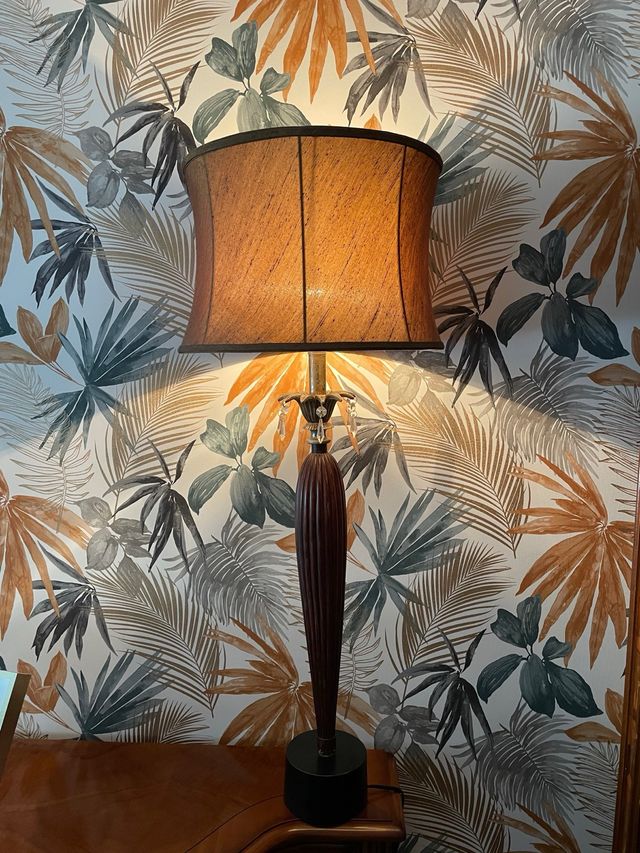 Lámpara de mesa marrón y multicolor