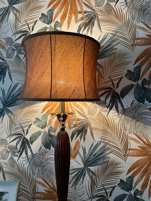 Lámpara de mesa marrón y multicolor