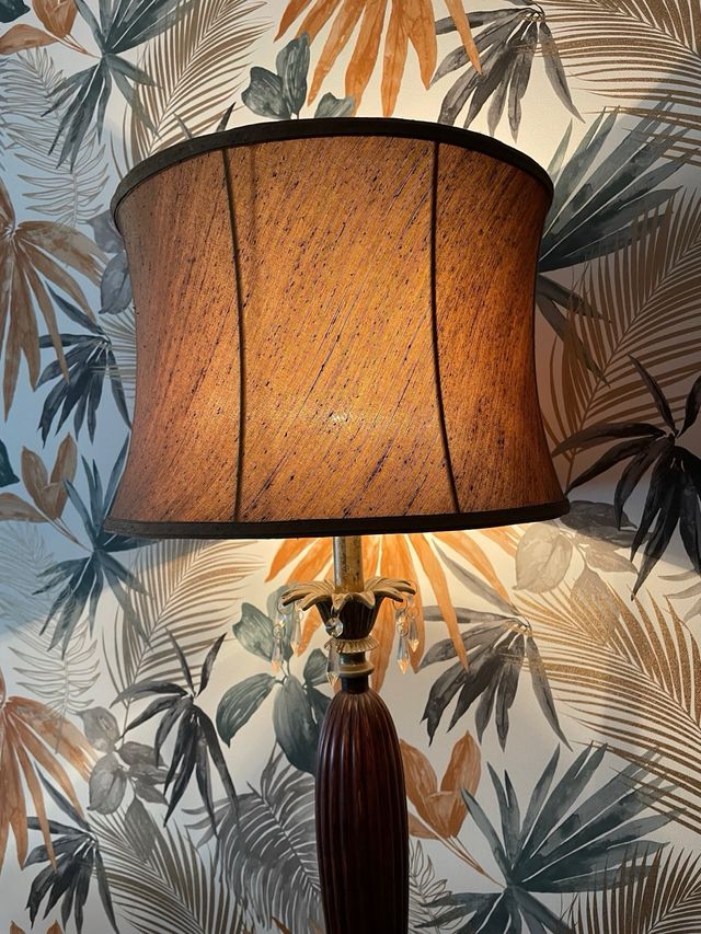 Lámpara de mesa marrón y multicolor