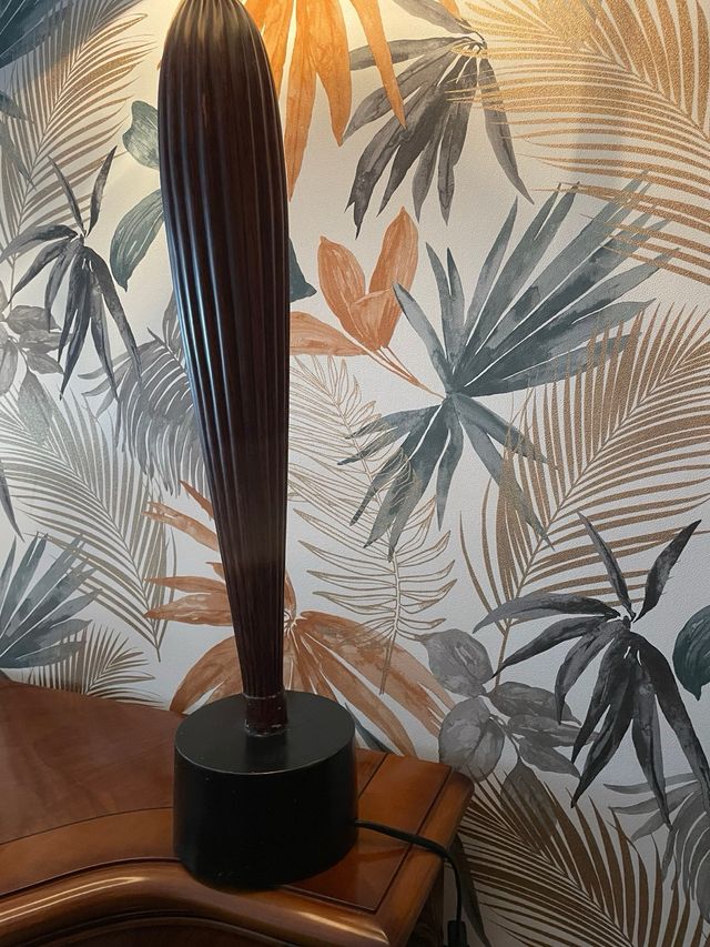 Lámpara de mesa marrón y multicolor