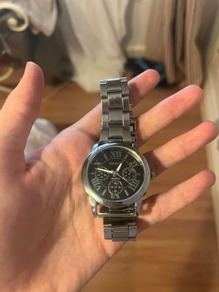Reloj de pulsera plateado y negro