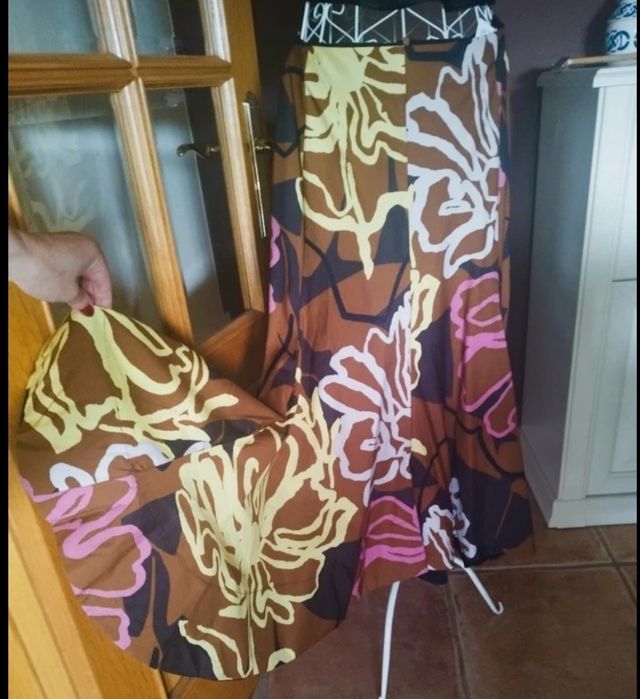 Falda larga asimétrica con vuelo