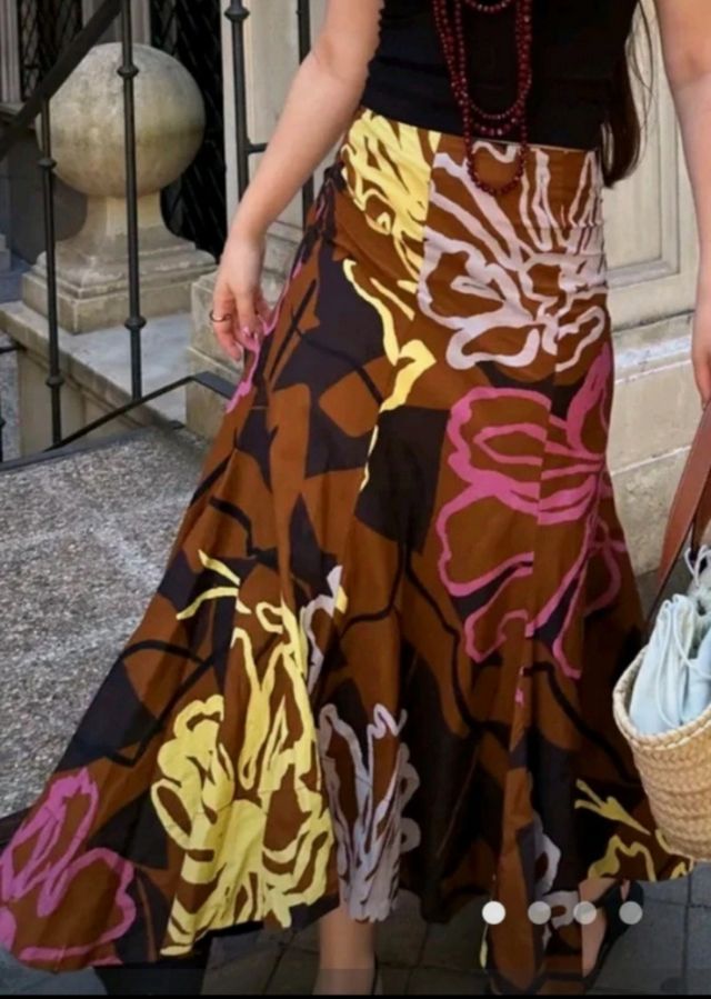 Falda larga asimétrica con vuelo