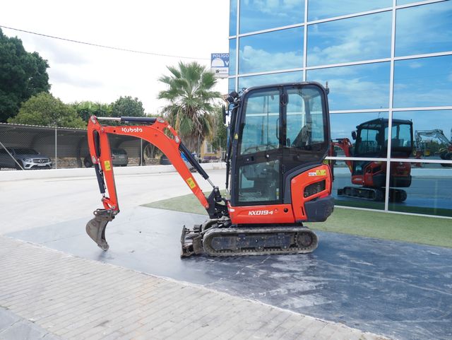 Mini excavadora Kubota KX019-4 con martillo
