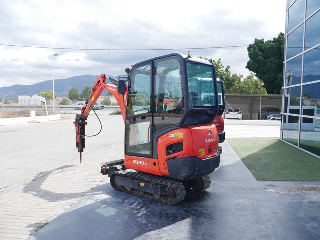 Mini excavadora Kubota KX019-4 con martillo