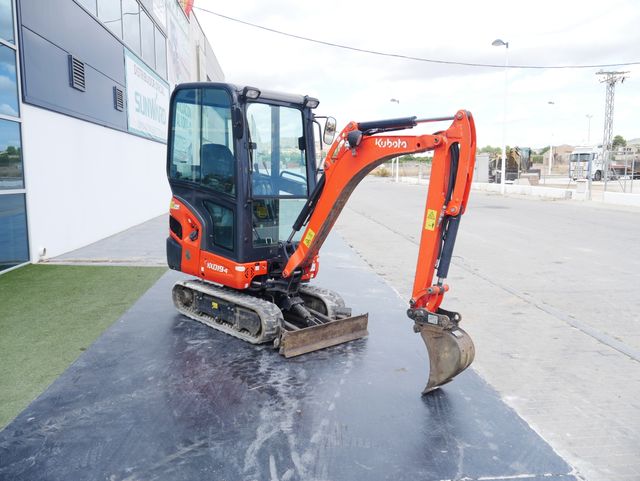Mini excavadora Kubota KX019-4 con martillo