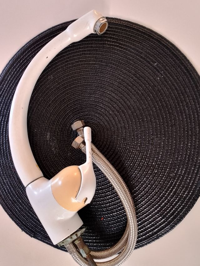 Grifo de cocina blanco y beige