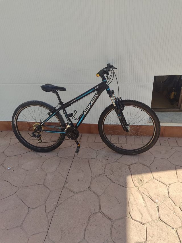 Bicicleta MTB Negra y Azul