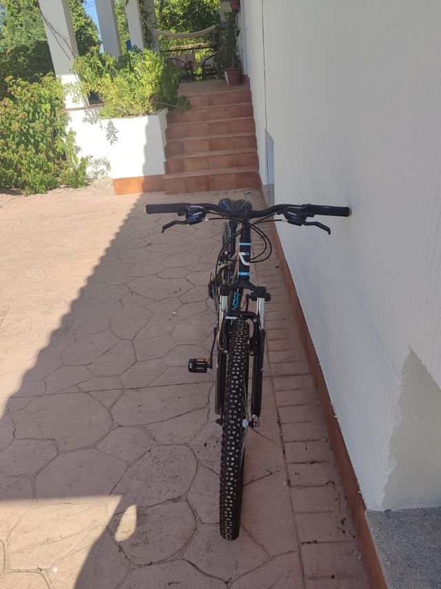 Bicicleta MTB Negra y Azul