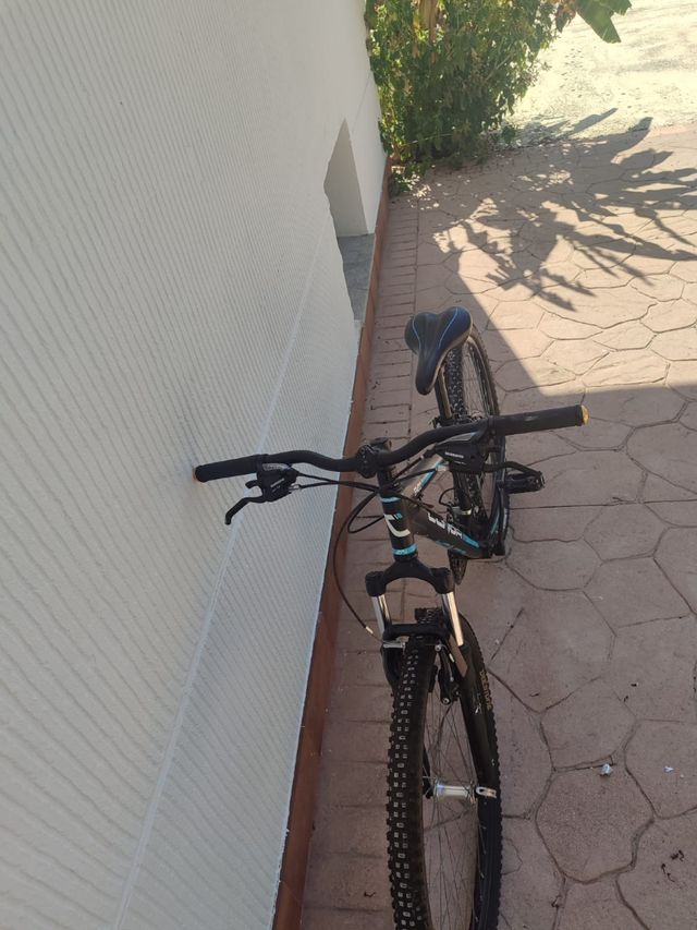 Bicicleta MTB Negra y Azul