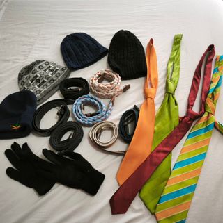 Lote Accesorios Hombre: Gorros, Cinturones y Corba