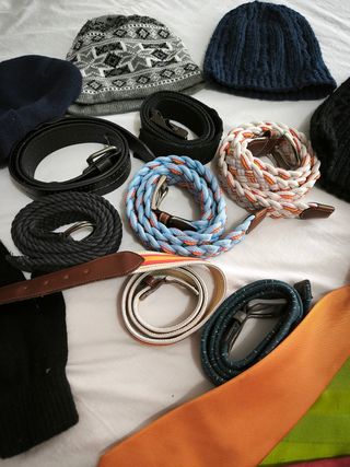 Lote Accesorios Hombre: Gorros, Cinturones y Corba