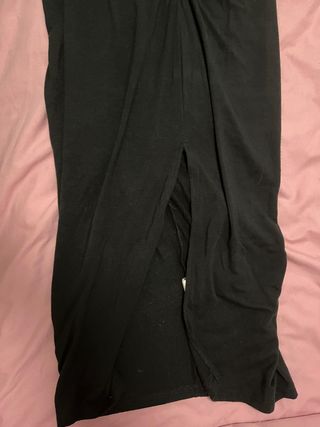 Ropa negra fruncida