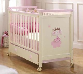 Cuna bebé niña con cajón y diseño