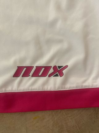 Camiseta deportiva Nox blanca y rosa