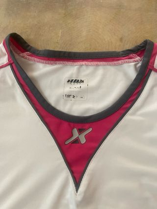 Camiseta deportiva Nox blanca y rosa