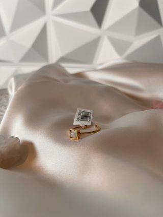 Anillo dorado con piedra blanca ajustable
