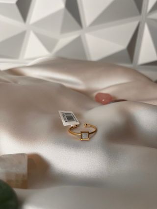 Anillo dorado con piedra blanca ajustable