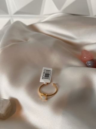 Anillo dorado con piedra blanca ajustable