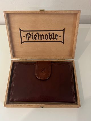 Monedero Pielnoble Marrón con caja de madera 