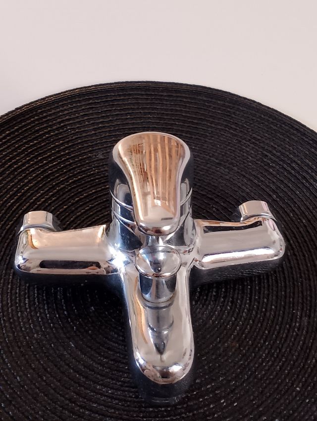 Grifo de baño metalizado