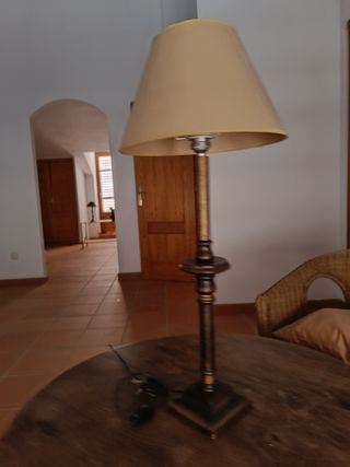 Lámpara de mesa de madera